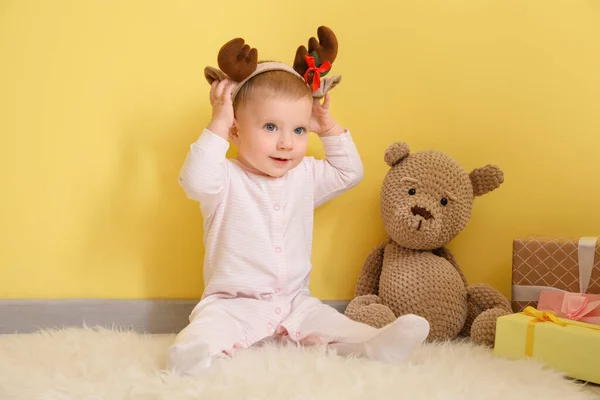 Cute Little Baby Zabawką Prezenty Świąteczne Pobliżu Ściany Kolor — Zdjęcie stockowe