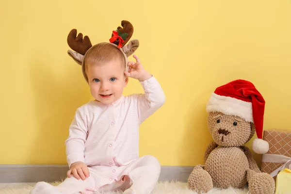 Mignon Petit Bébé Avec Jouet Cadeaux Noël Près Mur Couleur — Photo