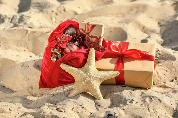 Santa Claus Torba Prezentami Plaży — Zdjęcie stockowe