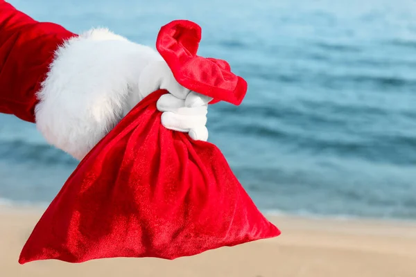 Babbo Natale Con Regali Natale Borsa Sulla Spiaggia — Foto Stock