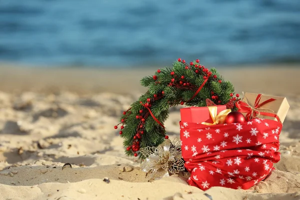 Santa Claus Torba Prezentami Plaży — Zdjęcie stockowe