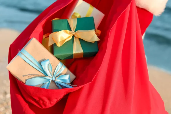 Kerstman Tas Met Geschenken Het Strand Close — Stockfoto