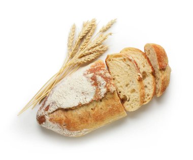 Beyaz arka planda izole edilmiş taze ekmek ve buğday kulakları.