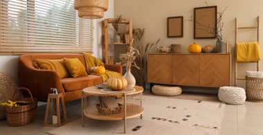 Rahat kanepe, balkabağı, çekmece sandığı ve sonbaharda oturma odasının iç kısımlarında kahve masası.