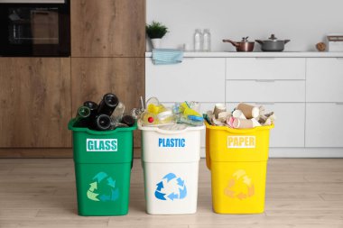 Mutfakta farklı türde çöp dolu çöp bidonları. Geri dönüşüm kavramı