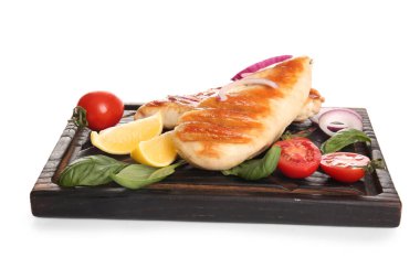 Lezzetli ızgara tavuk göğsü, fesleğen, domates, kırmızı soğan ve limon beyaz arka planda.