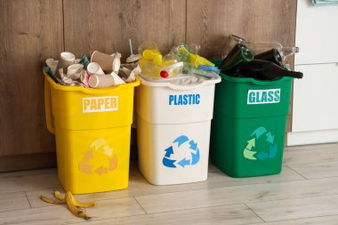 Mutfakta farklı türde çöp dolu çöp bidonları. Geri dönüşüm kavramı