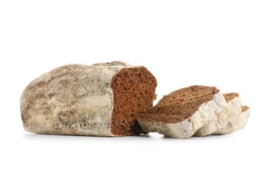 Beyaz arka planda izole edilmiş taze çavdar ekmeği.