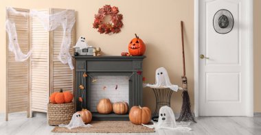 Balkabaklı, hayaletli ve cadılar bayramı süslü şömine.