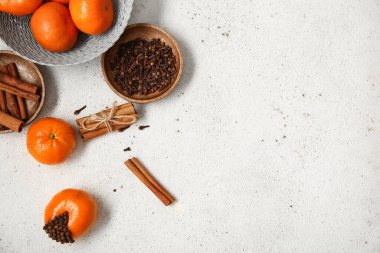 Beyaz arkaplanda Pomander topları ve tarçın