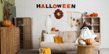 Cadılar Bayramı için dekore edilmiş oturma odasının içi kanepe, masa ve hayaletlerle dolu.