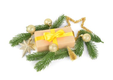 Noel hediyesi kutusu, köknar dalları ve beyaz arka planda güzel süslemeler.