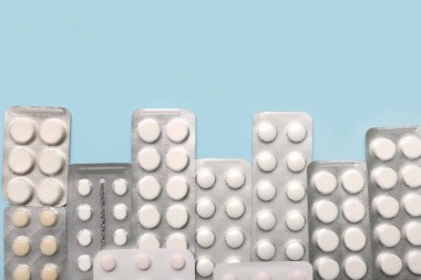 Mavi arka planda beyaz haplı kabarcık paketleri