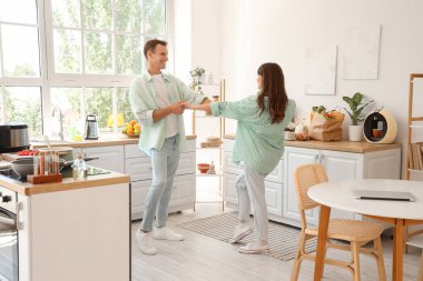 Genç çift mutfakta dans