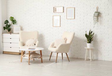 Koltuklar, çekmeceler ve oturma odasındaki kahve masası.