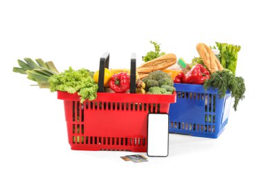 Cep telefonu ve kredi kartlarıyla dolu alışveriş sepetleri beyaz arka planda izole edilmiş.