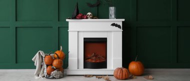 Cadılar Bayramı partisi için dekore edilmiş şömine odadaki renk duvarının yanında.