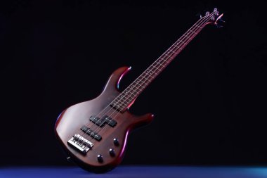 Koyu arka plan üzerinde modern elektro gitar