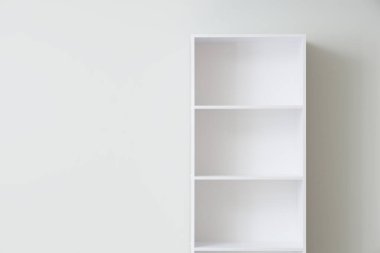 Işık duvarının yanındaki boş kitaplık