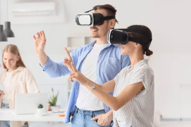 Genç meslektaşlarım ofiste VR gözlüğü kullanıyorlar.