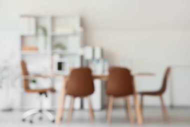 Masa, raf ünitesi ve su soğutuculu konferans salonunun bulanık görüntüsü