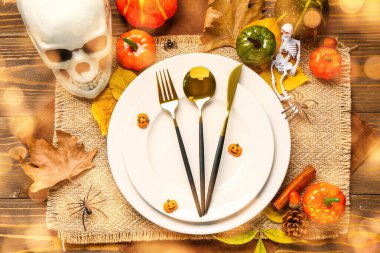 Kabaklı masa ayarı ve ahşap arka planda Cadılar Bayramı dekoru