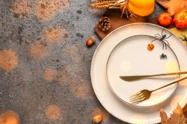 Koyu grunge arkaplan üzerinde balkabakları ve yaprakları ile sonbahar masa ayarları