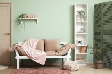 Kanepesi, raf ünitesi ve kapısı olan modern oturma odasının içinde.