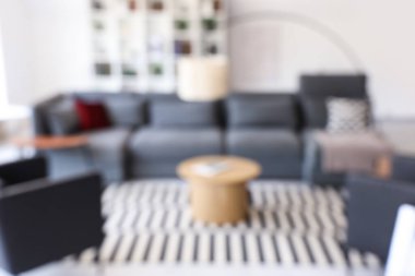 Modern oturma odasının bulanık manzarası, şık bir kanepe.