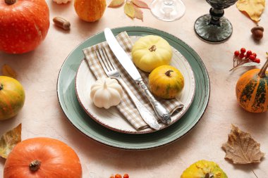 Grunge bej arka planda Şükran Günü kutlaması için güzel bir masa.