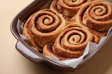 Bej arka planda lezzetli tarçınlı börek pişirme