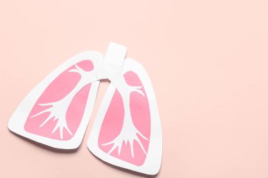 Bej arka planda kağıt ciğerler