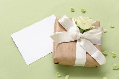 Yeşil zemin üzerinde gül ve taç yaprakları olan boş bir kart.