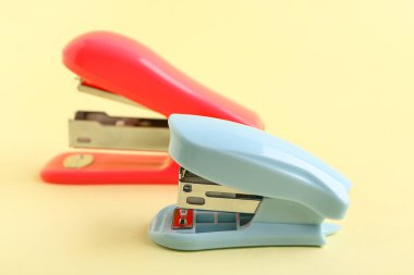 Sarı arka planda farklı zımbalar