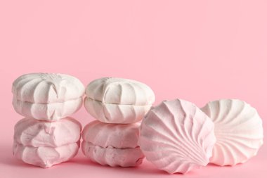 Pembe arka planda bir sürü tatlı zephyr