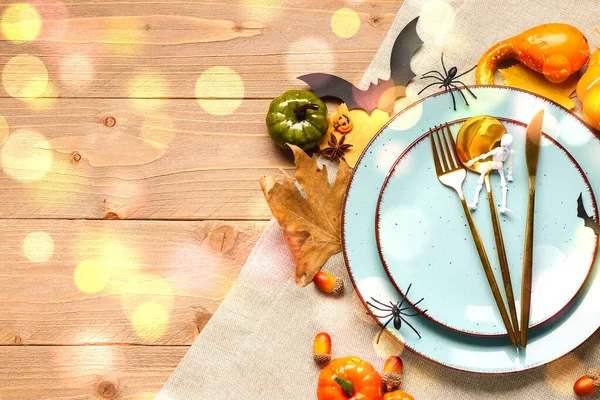 İskelet ve sonbahar dekorlu cadılar bayramı sofrası.