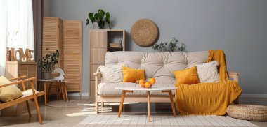 Beyaz kanepesi, sehpası ve koltuğu olan modern oturma odası.