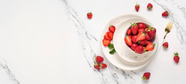 Beyaz arka planda taze olgun çilek kasesi