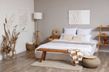 Yatak odasının dekorasyonu, duvarında resim, bulanık manzara.