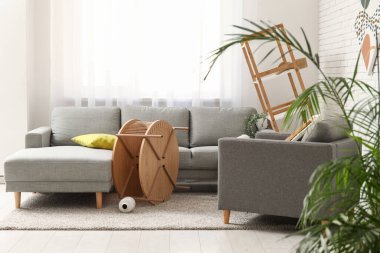 Güçlü bir depremden sonra oturma odası.