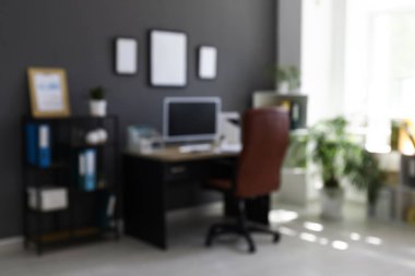 Çalışma odası, koltuk, modern bilgisayar ve siyah duvarın yanındaki raf ünitesi, bulanık görünüm