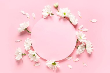 Boş kartlı kompozisyon ve pembe arka planda güzel papatya çiçekleri.