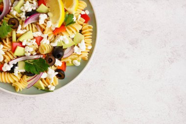 Hafif arka planda geleneksel makarna salatası ile tabak