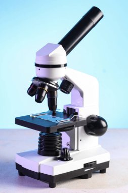 Beyaz masada modern mikroskop