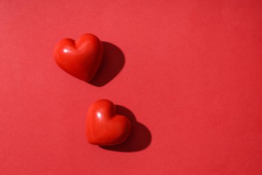 Renkli arka planda kırmızı kalpler. Sevgililer Günü kutlaması