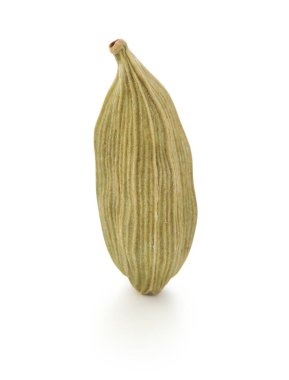 Beyaz arka planda kakule baharatı