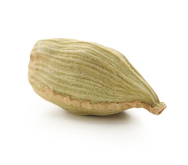 Beyaz arka planda kakule baharatı