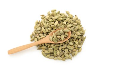 Beyaz arka planda kakule baharatlı tahta kaşık.