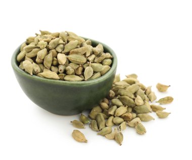 Beyaz arka planda kakule baharatlı yeşil kase.