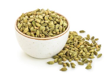 Beyaz arka planda kakule baharatlı kase